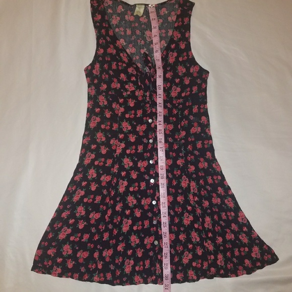 Flirty Sleevless Dress - Picture 7 of 8